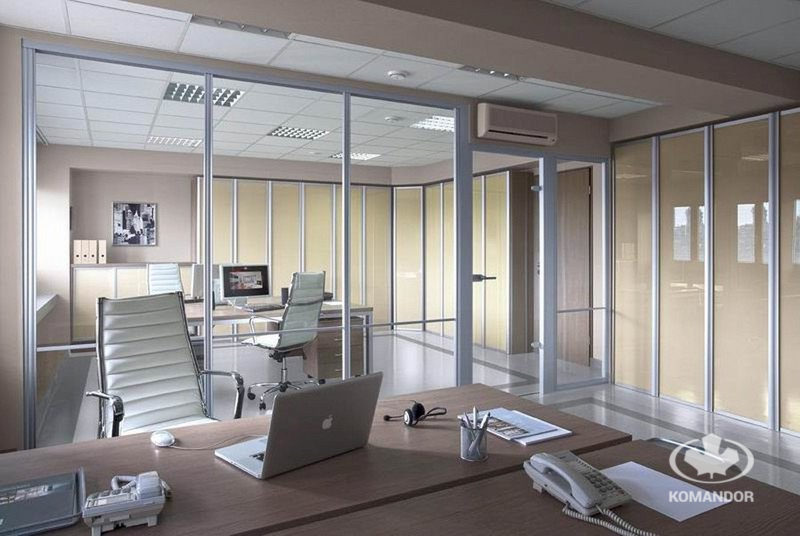 Szafa w biurze lub gabinecie Komandor