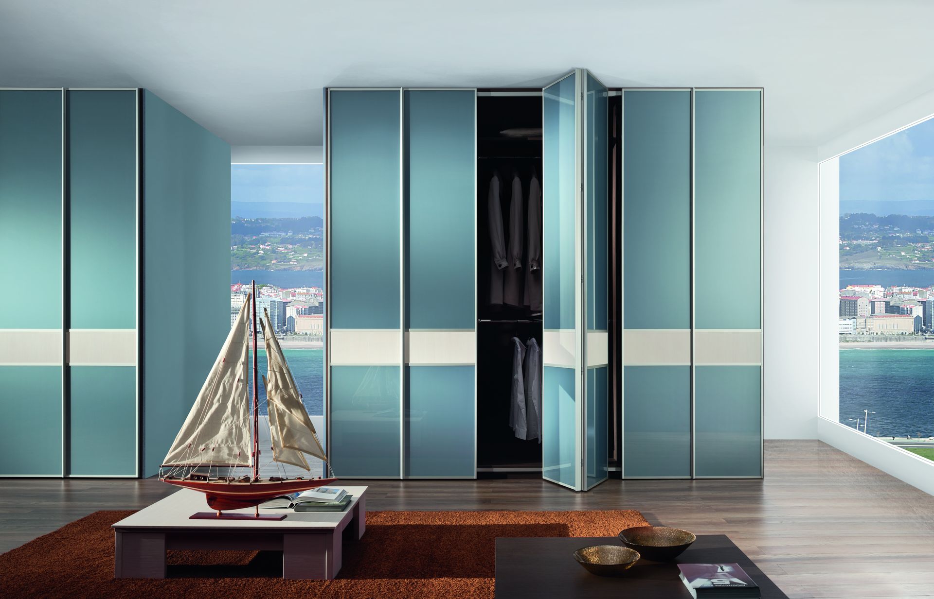 Szafy z drzwiami składano-przesuwnymi w salonie Komandor